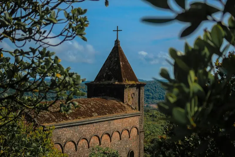 De oude Franse kerk op de berg Bokor