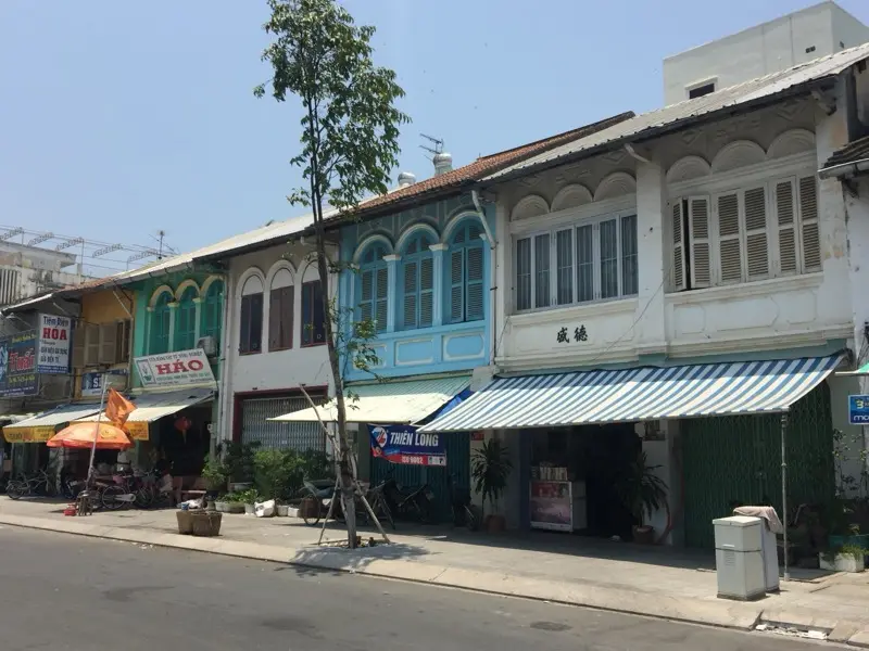 Kleurrijke oude winkelhuizen aan de hoofdstraat van Ha Tien, Vietnam