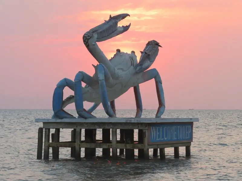Die Krabbenstatue im Meer bei Kep bei Sonnenuntergang