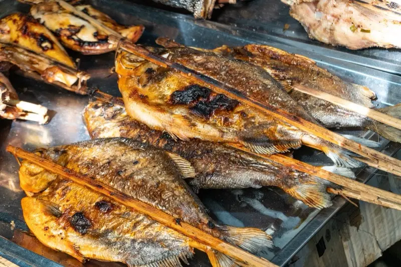 Grilled fish at the Kep crab market