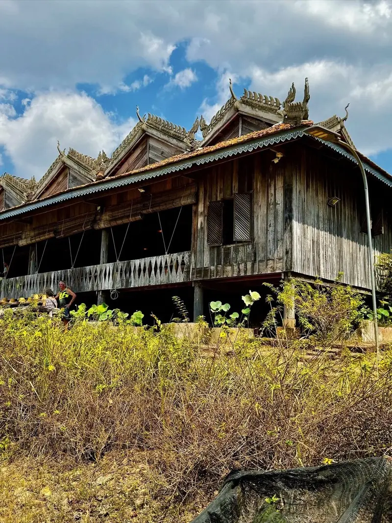 Traditioneel houten Khmer-huis op palen bij Kampot