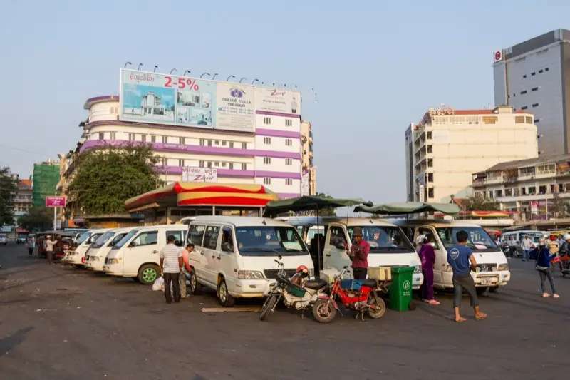 Minibusjes wachten op passagiers naast de Centrale Markt in Phnom Penh