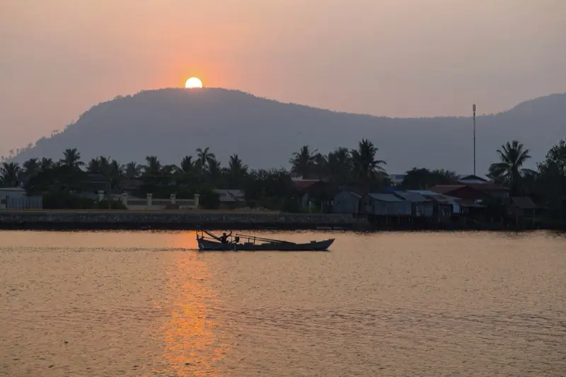 Sonnenuntergang über dem Fluss in Kampot
