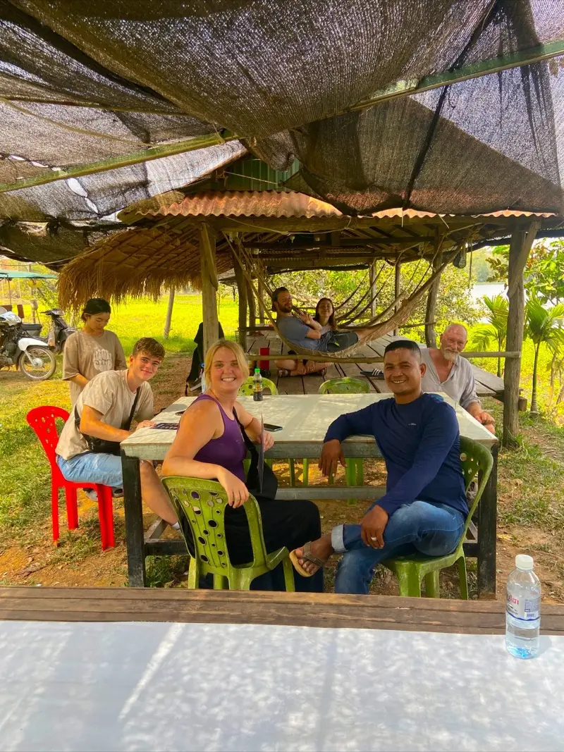 Seth met gasten tijdens een lunchstop op het platteland bij Kampot
