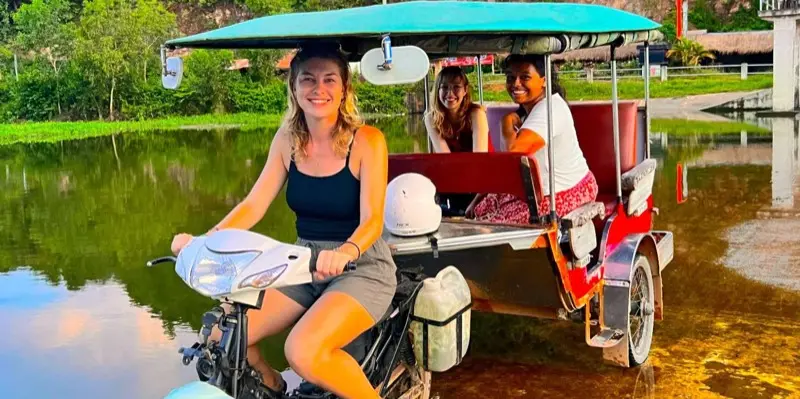 Gasten in Seths turquoise tuktuk